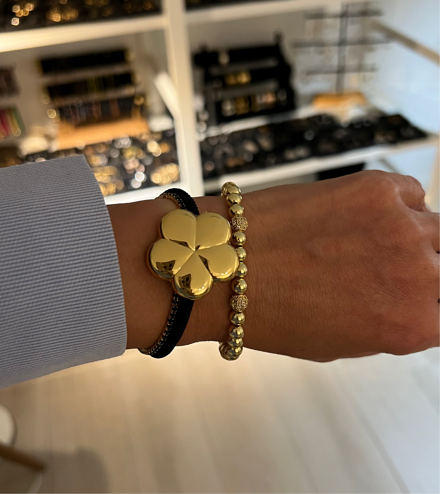 Eine Blume – zwei Looks: Als Haargummi und Armband ein echtes Stilwunder