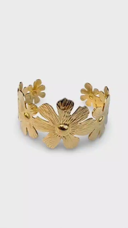 Blütenpracht in Gold – ein Armreif, der aufblühen lässt